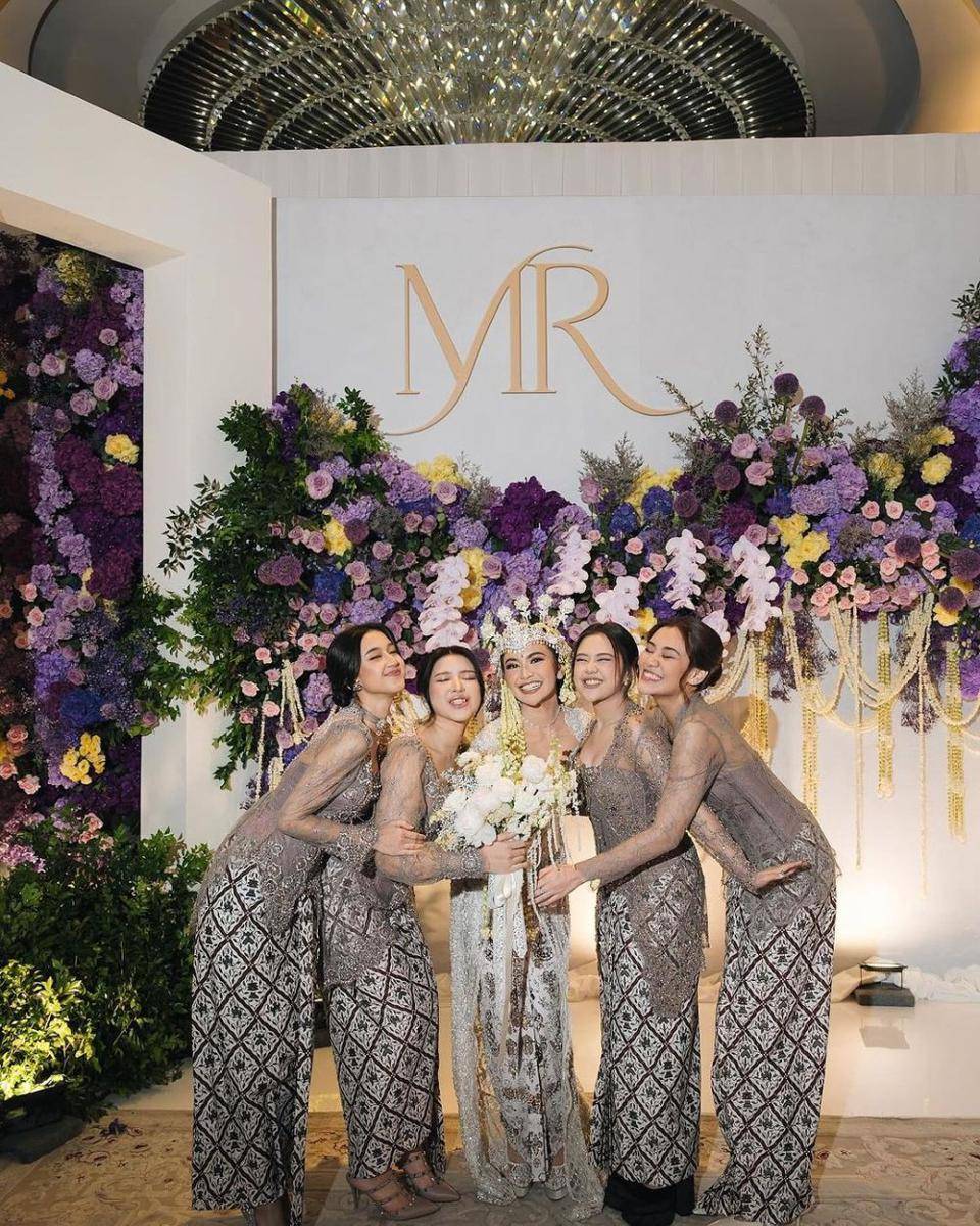 Gaya bridesmaid Mahalini. (instagram.com/mahaliniraharja)