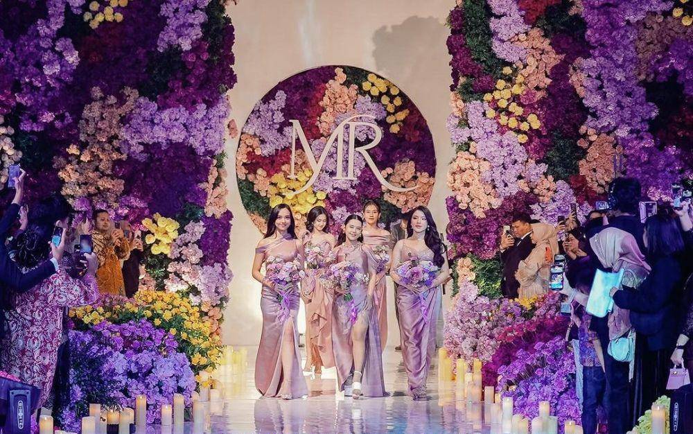Gaya bridesmaid Mahalini. (instagram.com/tiaraandini)