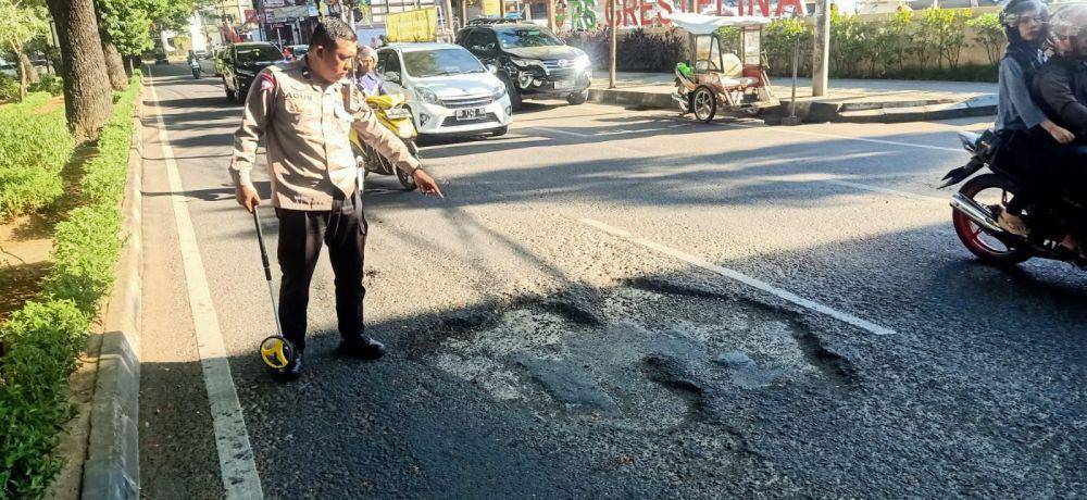 Salah satu ruas Jalan Hertasning Makassar yang berlubang. (Dok. Istimewa)