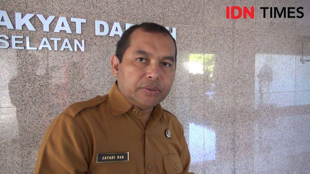 Kepala Dinas PMD Sulsel, Jayadi Nas merespons viralnya sejumlah kades asal Bone berpesta di salah satu THM di Makassar. (IDN Times/Faisal Mustafa)