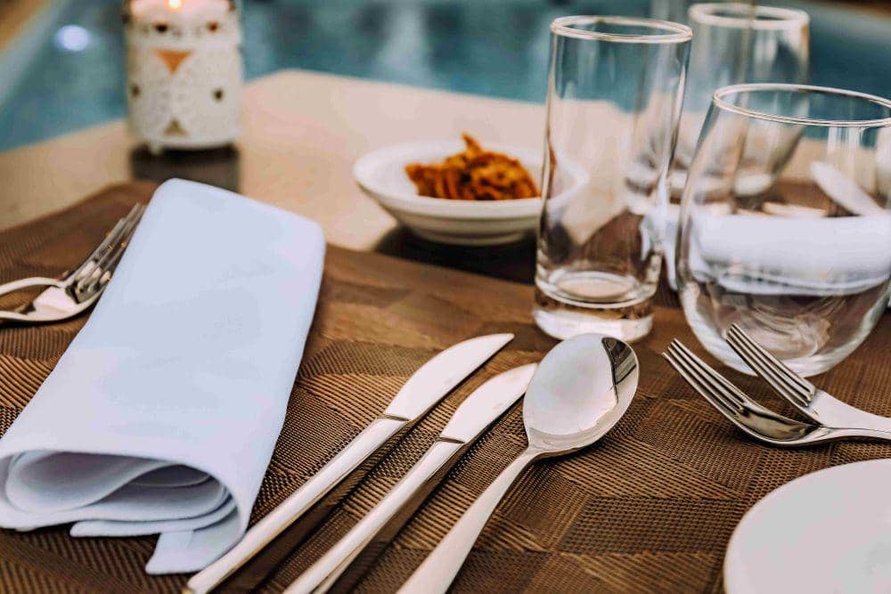 ilustrasi alat makan (unsplash.com/Zak Chapman)