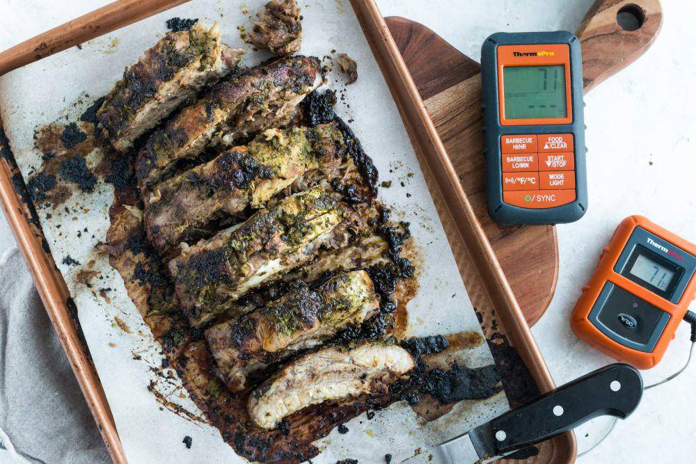 ilustrasi mengukur suhu daging menggunakan termometer daging (unsplash.com/ThermoPro)