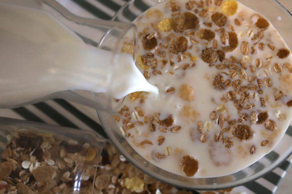 ilustrasi menambahkan susu pada overnight oat (pixabay.com/Katya_Ershova)