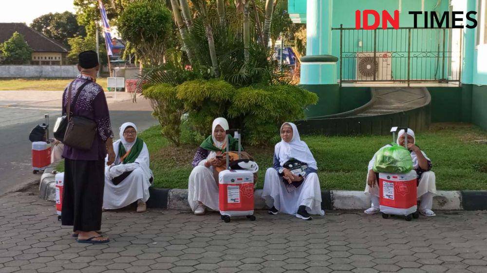 Jemaah calon haji NTB yang berhamburan keluar Asrama Haji karena gempa. (IDN Times/Muhammad Nasir)