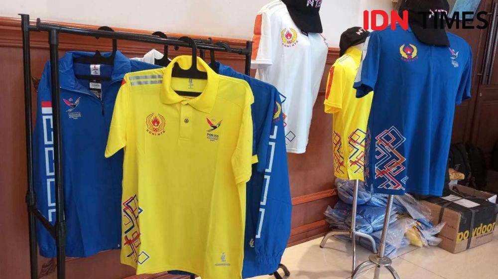 Merchandise PON 2024 yang dijual KONI NTB. (IDN Times/Muhammad Nasir)