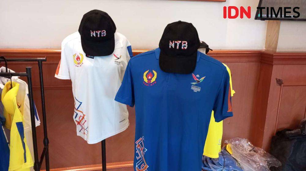 Merchandise PON 2024 yang dijual KONI NTB. (IDN Times/Muhammad Nasir)
