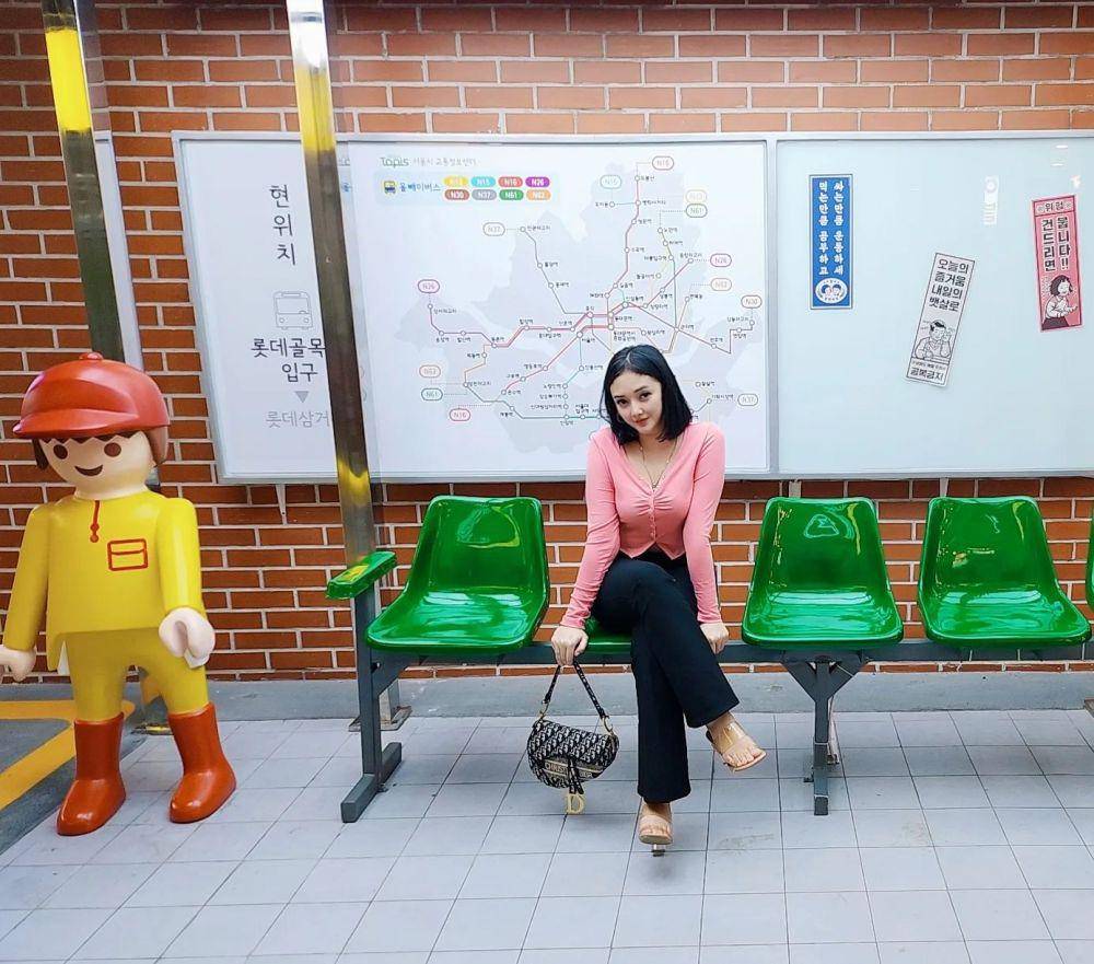 OOTD Suci Winata Istri Ari Sigit (instagram.com/suciwinata21)