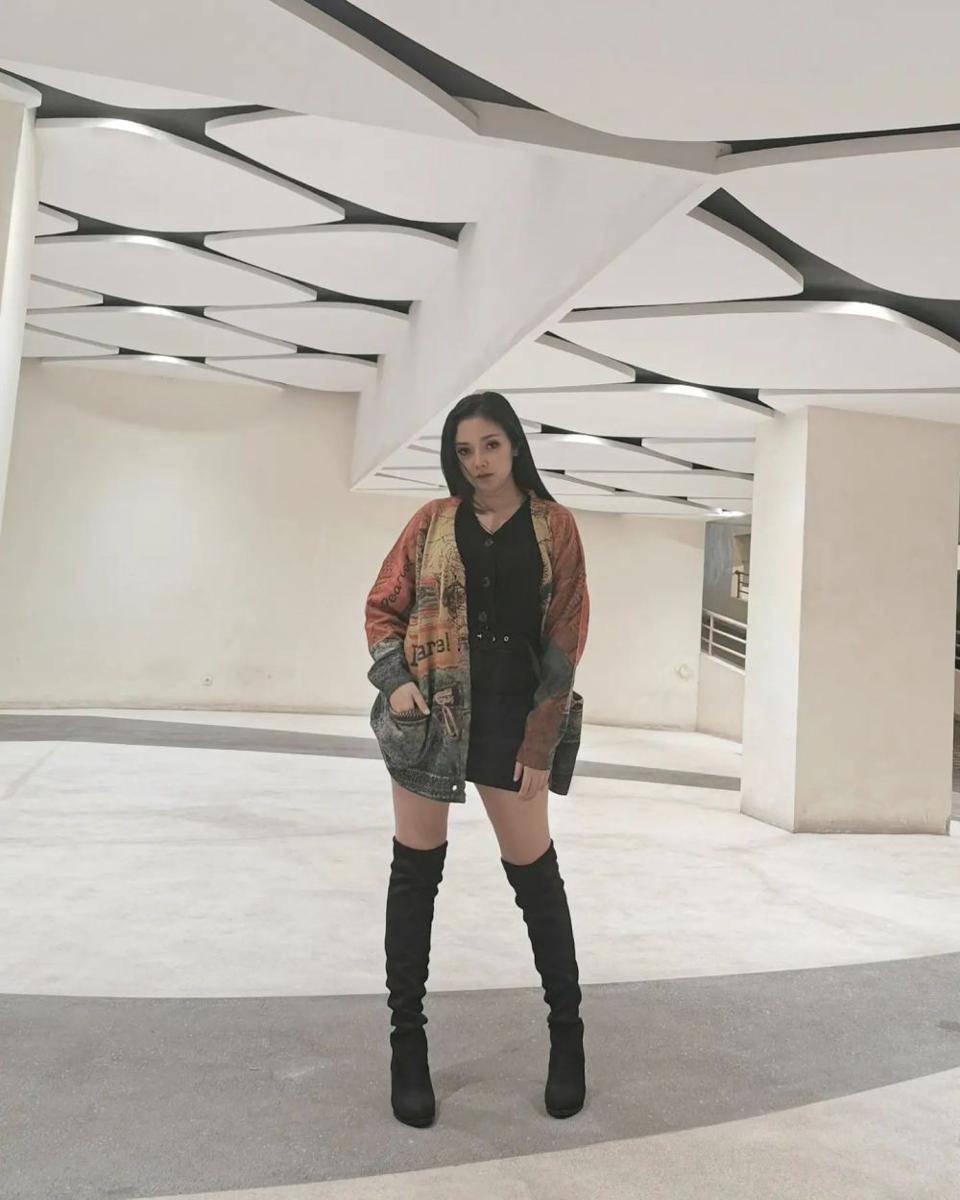 OOTD Suci Winata Istri Ari Sigit (instagram.com/suciwinata21)
