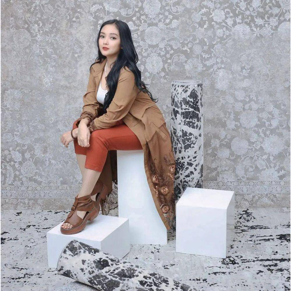 OOTD Suci Winata Istri Ari Sigit (instagram.com/suciwinata21)