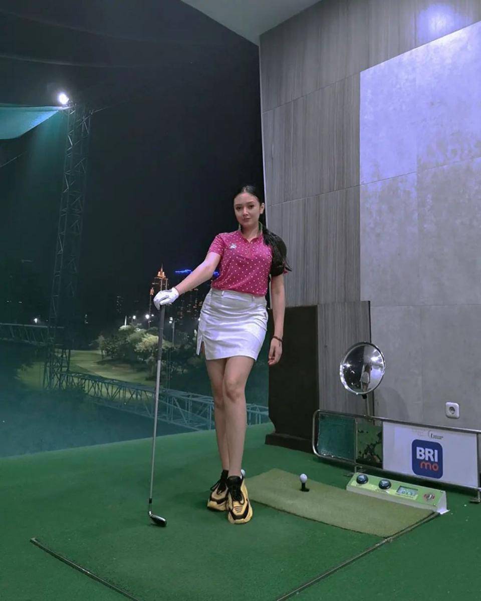 OOTD Suci Winata Istri Ari Sigit (instagram.com/suciwinata21)