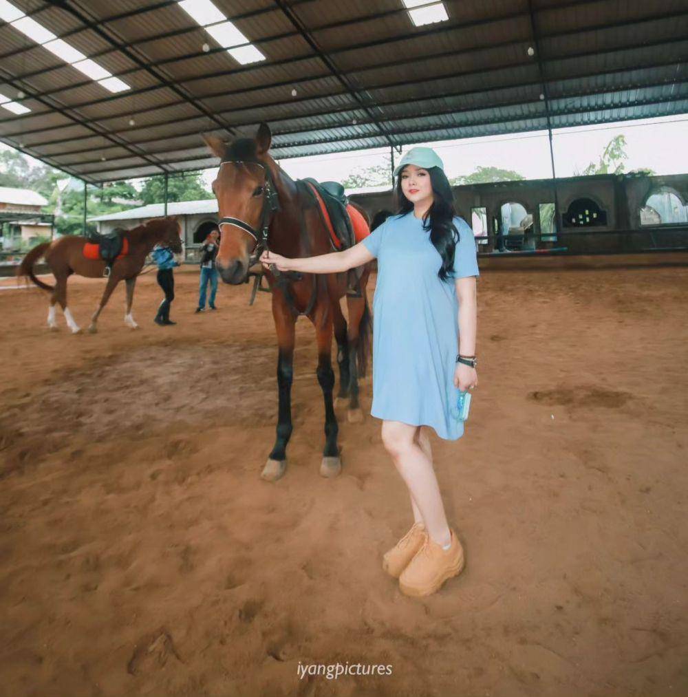 OOTD Suci Winata Istri Ari Sigit (instagram.com/suciwinata21)