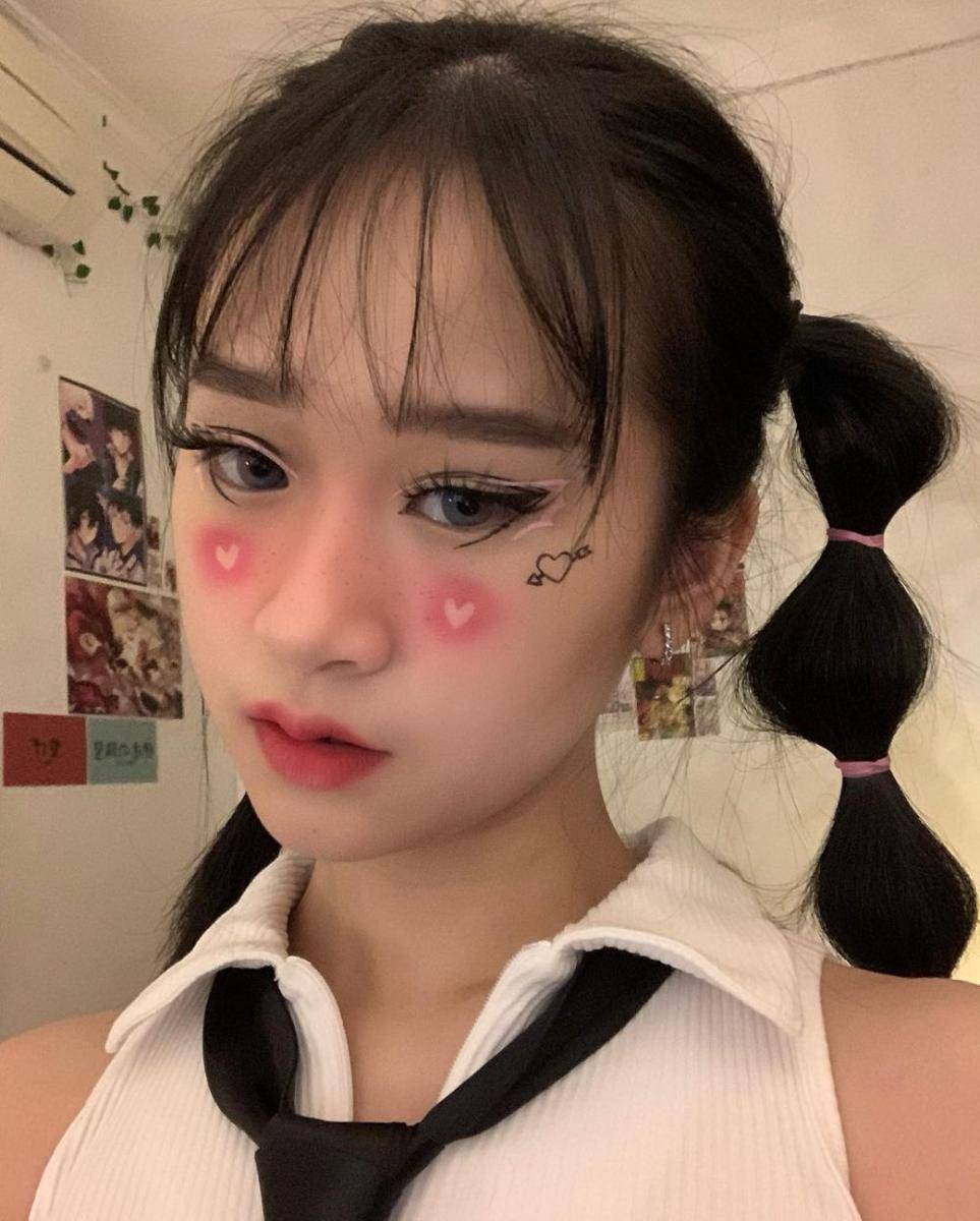 makeup colorful buat nonton konser (instagram.com/mariadelouvre)