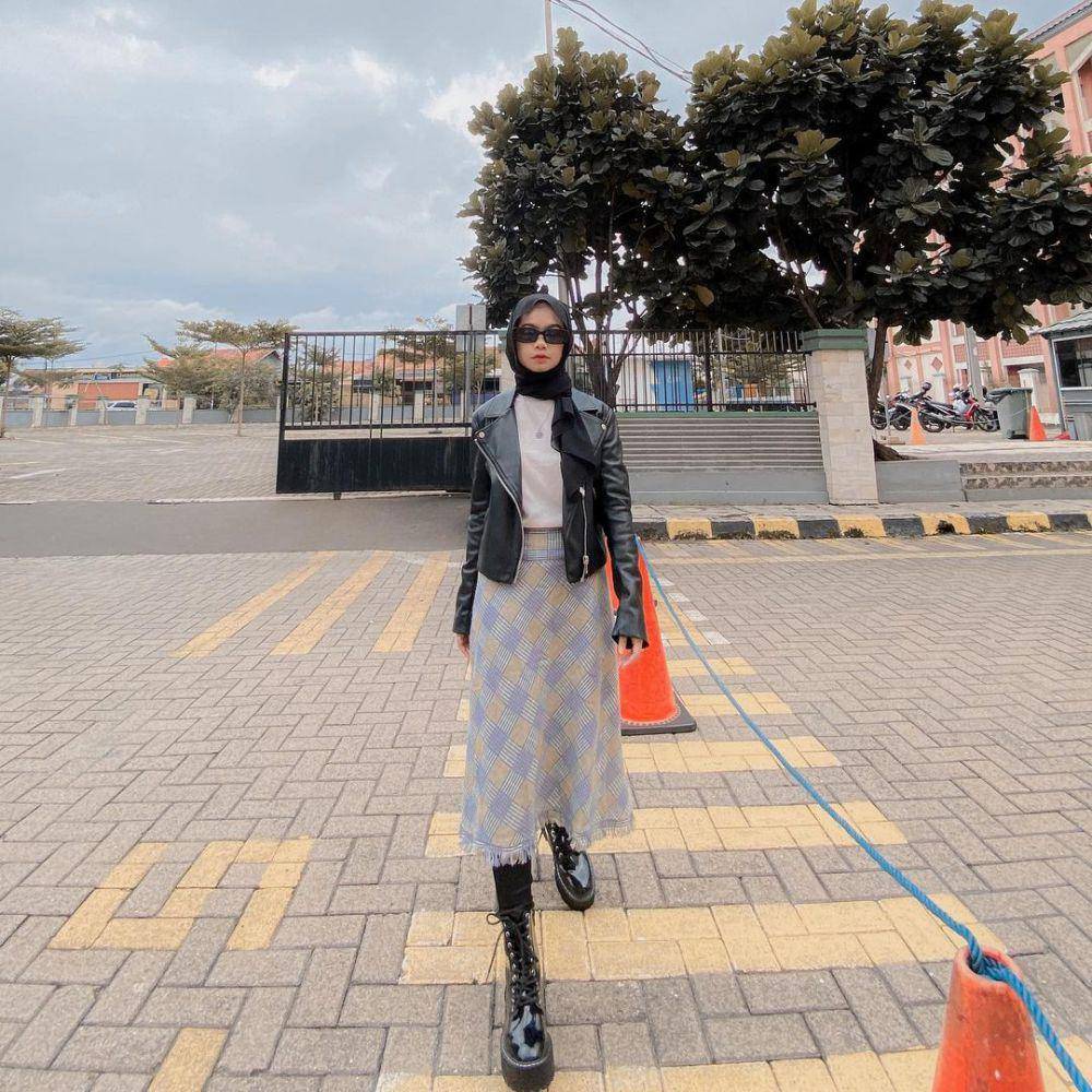 outfit skena hijab ala Nola Clara (instagram.com/nolaclr.a)