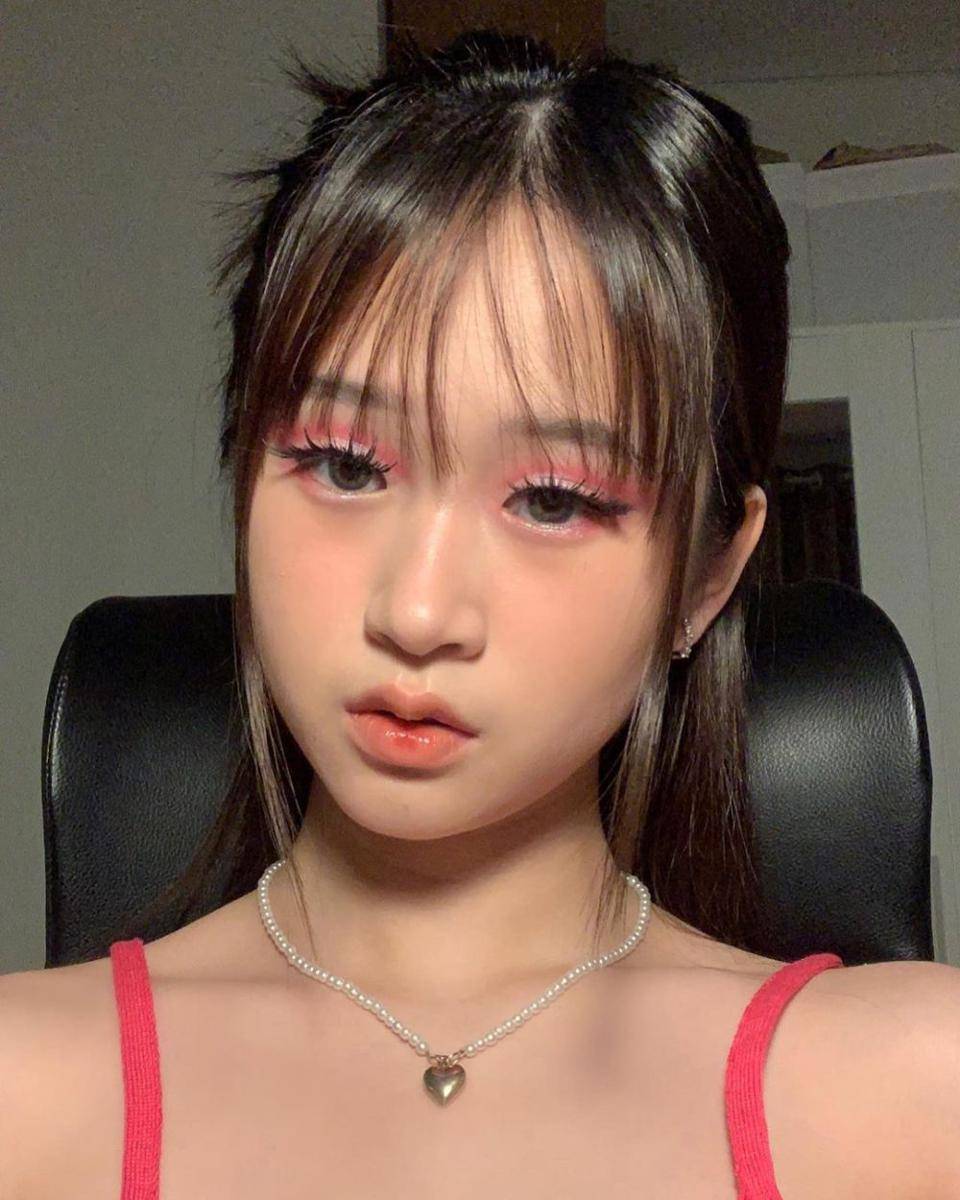 makeup colorful buat nonton konser (instagram.com/mariadelouvre)