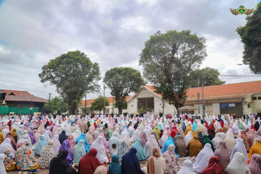 Ilustrasi shalat di Alun-alun Sewandanan Pakualaman. (Dok. Istimewa)