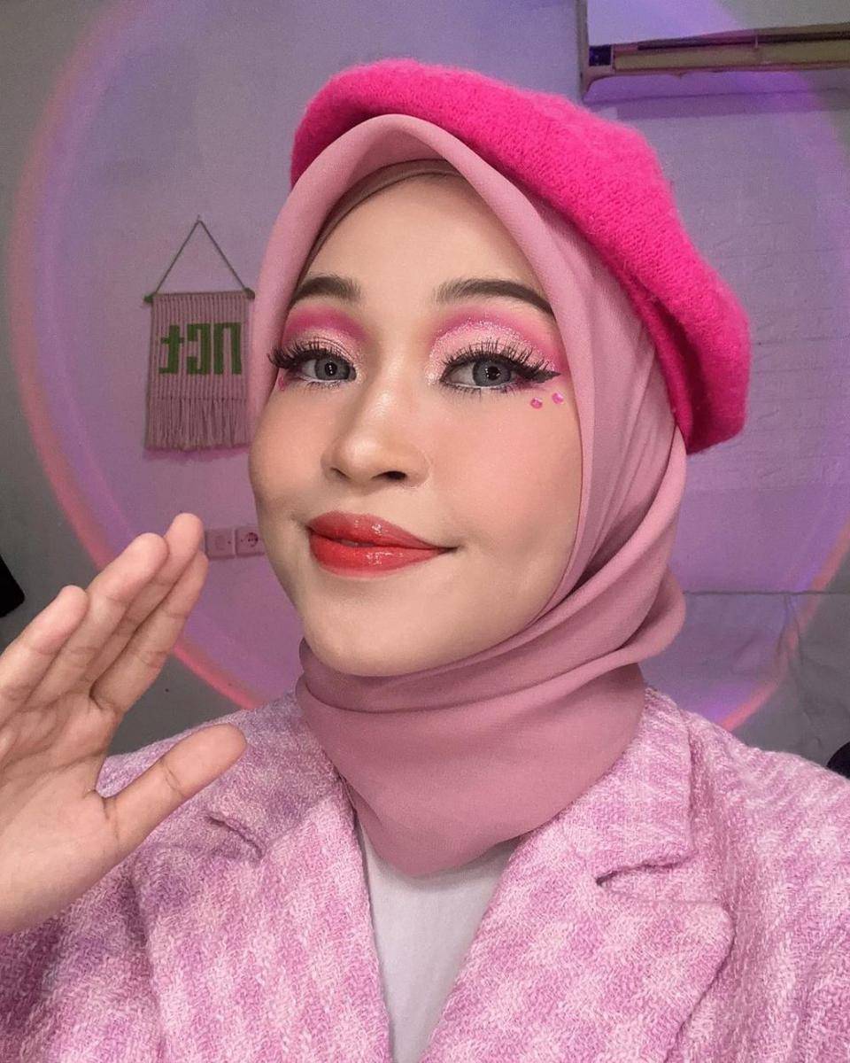 makeup colorful buat nonton konser (instagram.com/gebysrikandii)