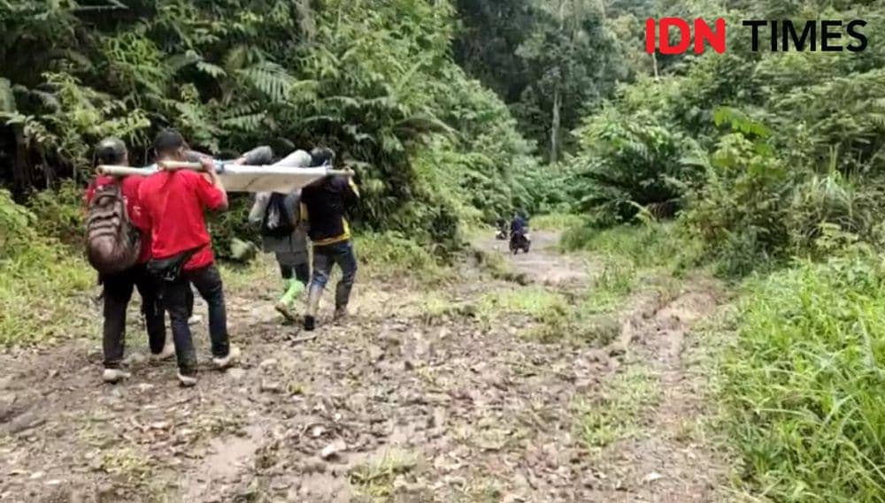 Jalan itu merupakan askes warga satu-satunya menuju kota kecamatan. (IDN Times/istimewa).