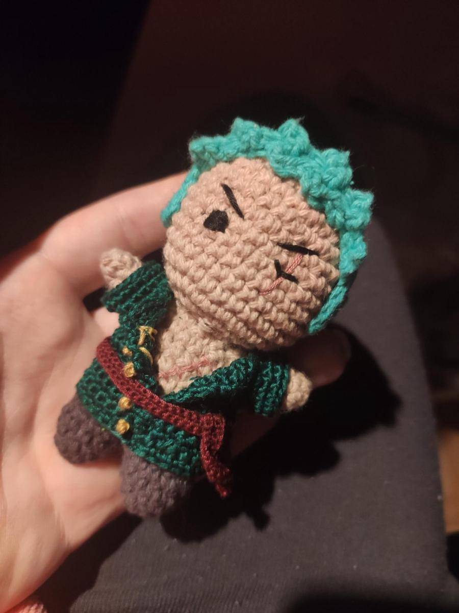 potret rajutan tangan bertema Zoro (reddit.com/user/Potato_Pink_Pie)