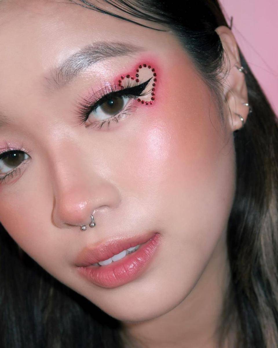 makeup colorful buat nonton konser (instagram.com/cindercella)