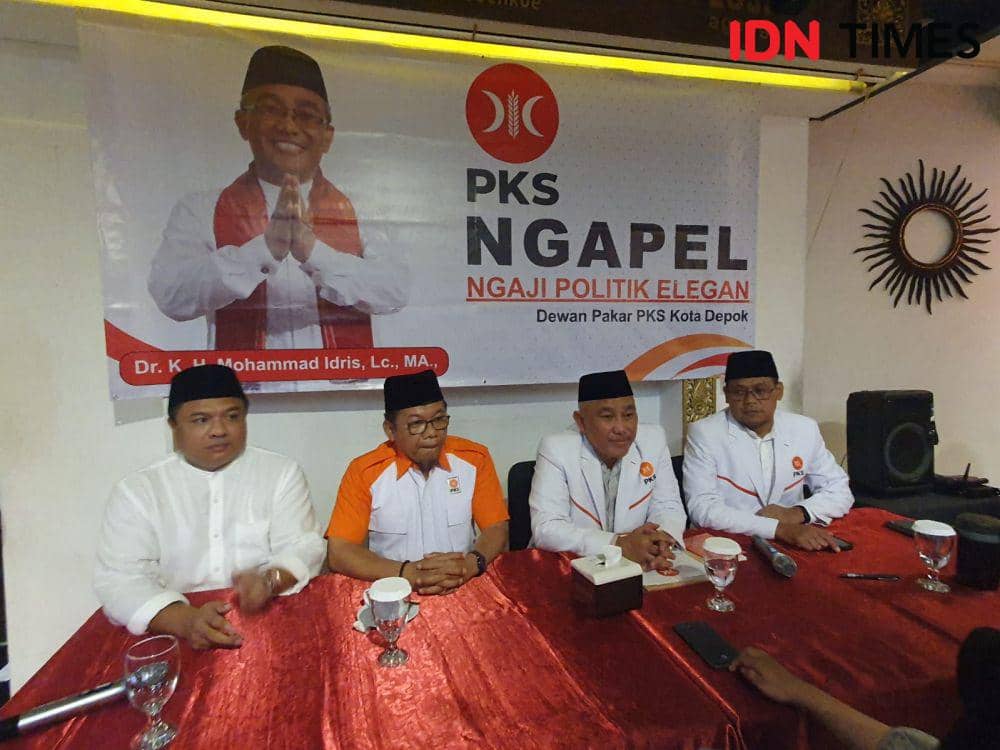 Dewan Pakar PKS Kota Depok saat membacakan ikrar dukungan kepada Imam Budi Hartono maju pada Pilkada Depok 2024. (IDNTimes/Dicky)