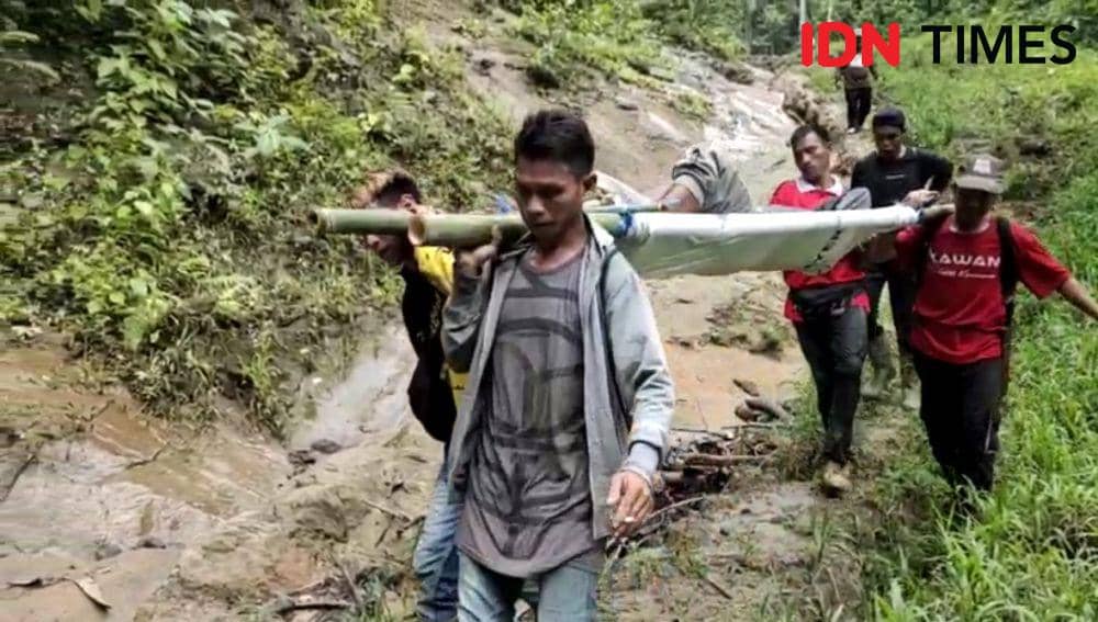 Untuk menuju kota kecamatan, warga harus menempuh 27 km. (IDN Times/istimewa).