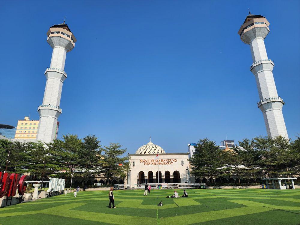 Pemkot Bandung Siapkan Rp2,8 Miliar untuk Perbaiki Rumput Masjid Agung