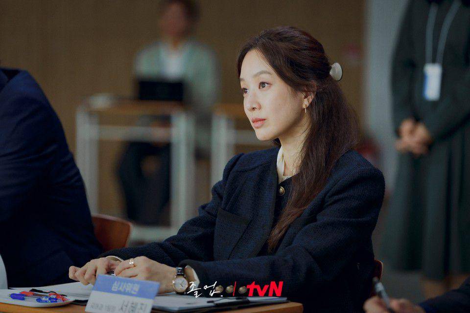 Seo Hye Jin (Jung Ryeo Won) di drakor The Midnight Romance in Hagwon (dok. tvN/The Midnight Romance in Hagwon)