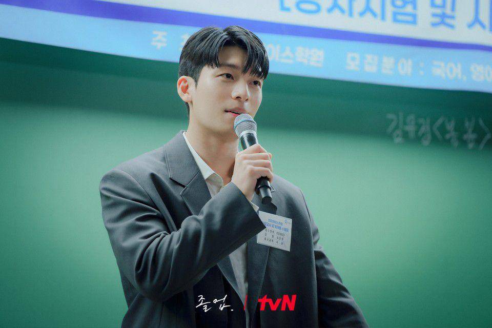 Lee Joon Ho (Wi Ha Joon) di drakor The Midnight Romance in Hagwon (dok. tvN/The Midnight Romance in Hagwon)