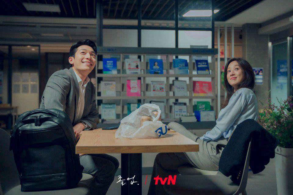Lee Joon Ho (Wi Ha Joon) dan Seo Hye Jin (Jung Ryeo Won) di drakor The Midnight Romance in Hagwon (dok. tvN/The Midnight Romance in Hagwon)