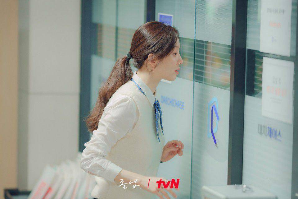 Seo Hye Jin (Jung Ryeo Won) di drakor The Midnight Romance in Hagwon (dok. tvN/The Midnight Romance in Hagwon)