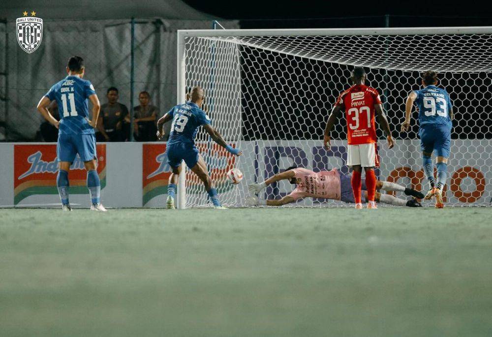 Maringa saat menepis tendangan penalti Daivid da Silava.. (Instagram.com/baliunitedfc)