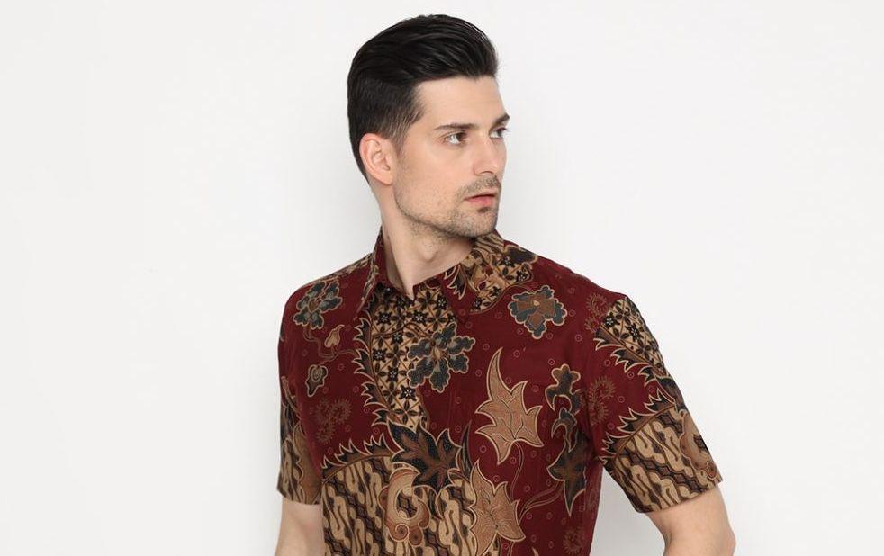 4 Tips Memilih Kemeja Batik Cowok untuk Ngantor, Keren dan Elegan!