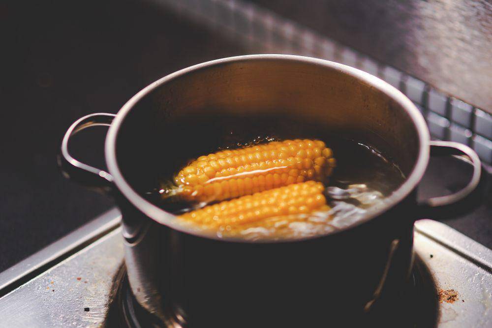 ilustrasi merebus jagung (pixabay.com/kaboompics)