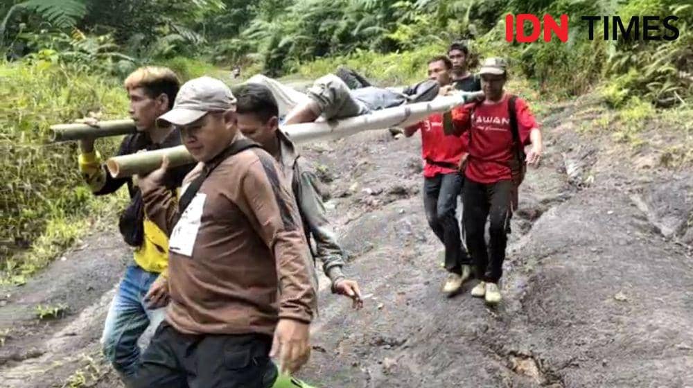 Pasien di Tempat Ini Harus Ditandu selama 8 Jam Menuju ke Rumah Sakit