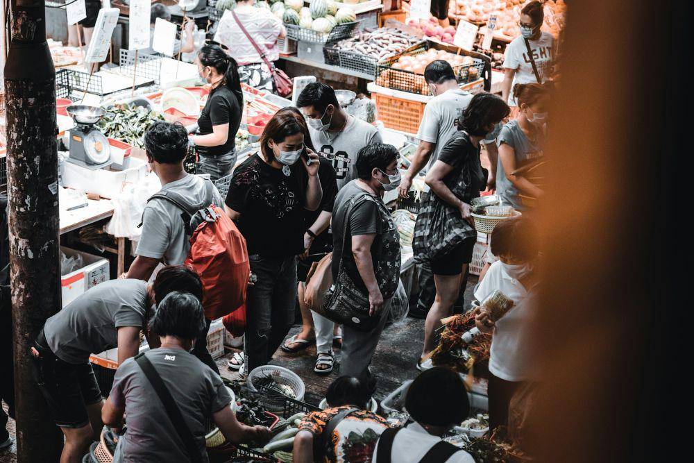 ilustrasi orang di Hongkong (unsplash.com)