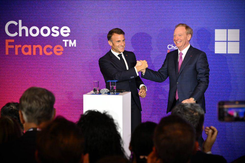 Presiden Prancis, Emmanuel Macron dan Presiden Microsoft, Brad Smith (Twitter.com/Brad Smith)