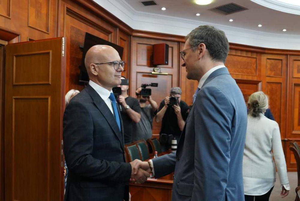 Perdana Menteri Serbia, MIlos Vucevic saat bertemu Menteri Luar Negeri Ukraina, Dmytro Kuleba di Belgrade, Senin (13/5/2024). (twitter.com/milos_vucevic)