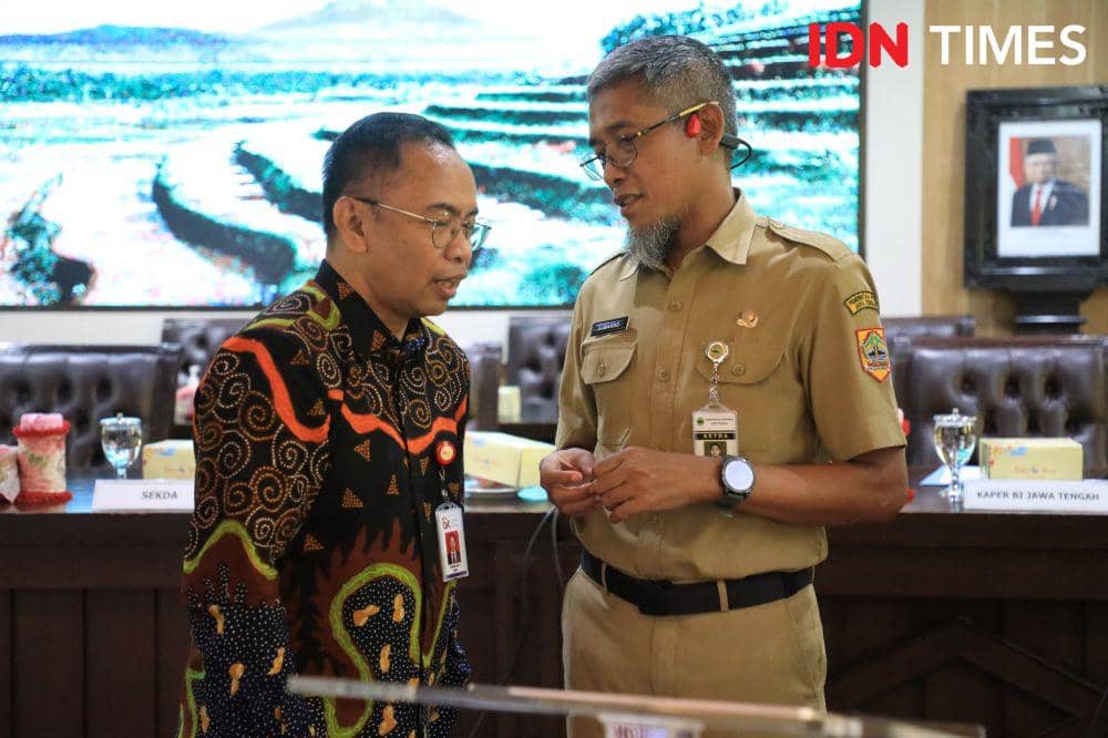Kepala Otoritas Jasa Keuangan (OJK) Jateng, Sumarjono dan Sekda Jateng Sumarno. (IDN Times/Fariz Fardianto)