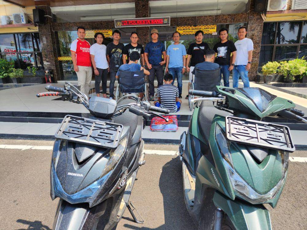 Penangkapan ketiga pelaku curanmor oleh petugas Polresta Bandar Lampung. (Dok. Polresta Bandar Lampung).