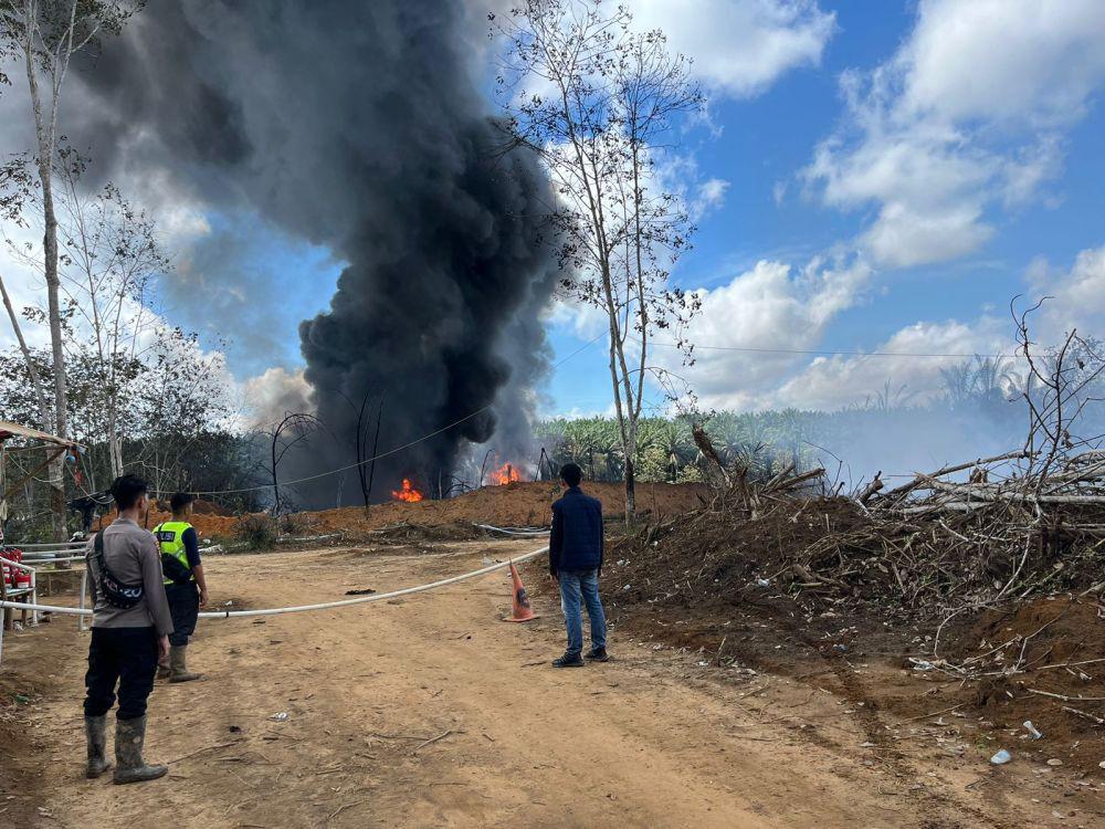 Sumur Minyak Ilegal Tterbakar di 2 titik di Kecamatan Keluang Kabupaten Muba. (IDN Times/istimewa)