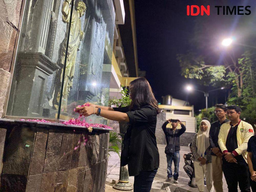 Tabur bunga peringatan 6 tahun Bom Surabaya di Gereja Santa Maria Tak Bercelana, Senin (13/5/2024) malam. (IDN Times/Khusnul Hasana)