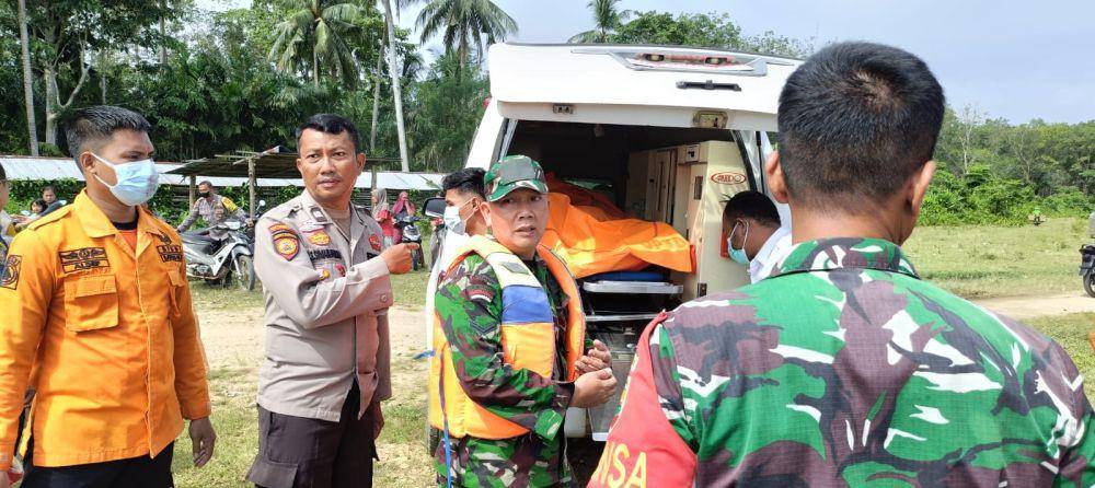 Mayat tanpa identitas yang ditemukan di Sungai Batang Kuantan, Kabupaten Kuansing, Provinsi Riau, saat dievakuasi untuk dibawa ke RSUD Teluk Kuantan (IDN Times/ dok polsek kuantan tengah)