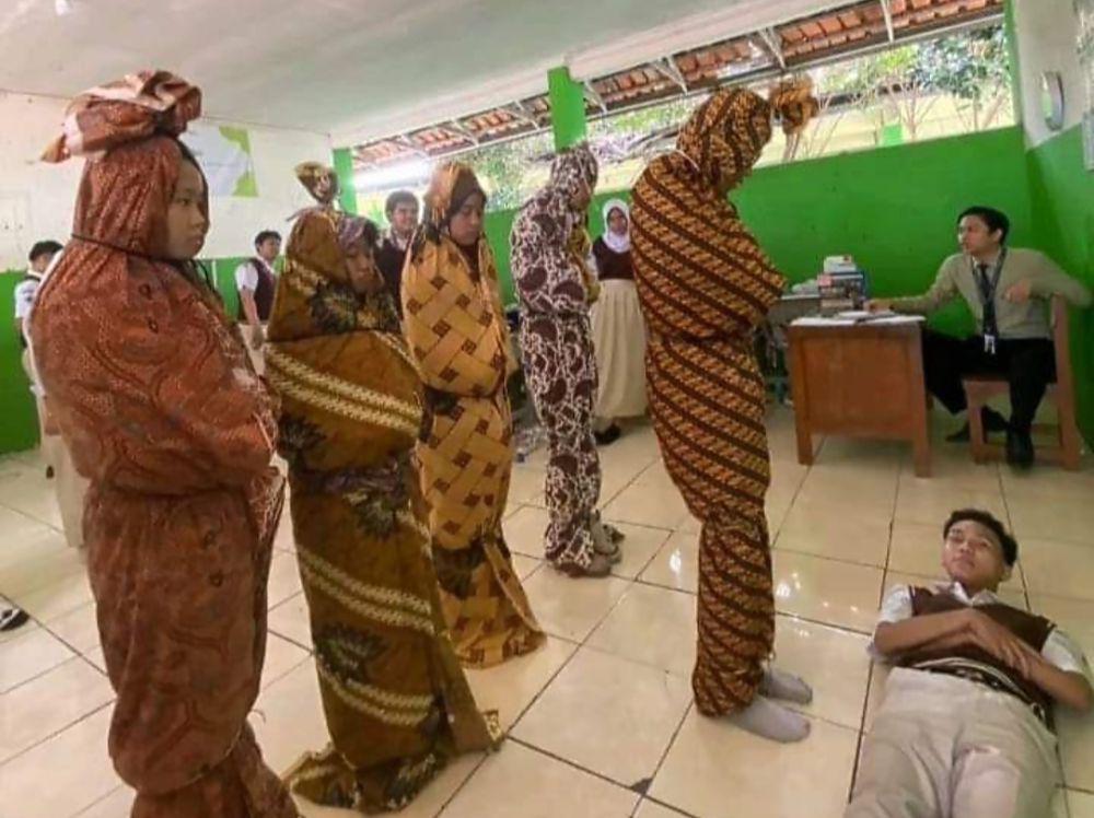 6 Tingkah Random Murid Praktik Salat Jenazah, Jadi Kocak Gini!
