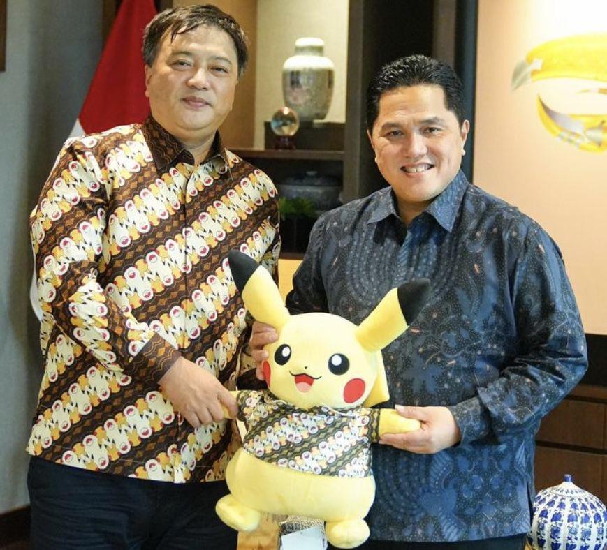 Erick Thohir Ketemu Pikachu Berbatik, Ngapain Ya?