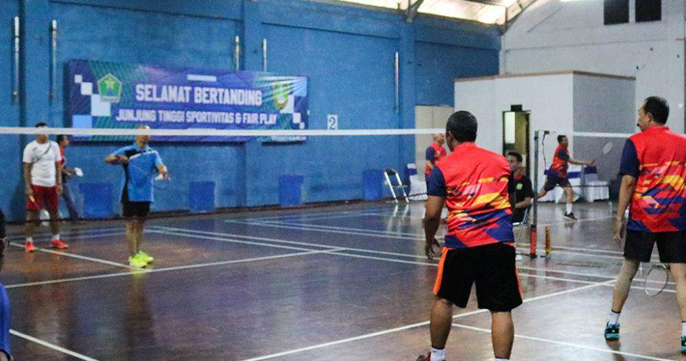 Masyarakat yang sedang menggunakan lapangan badminton di UB Sport Center. sportcenter.ub.ac.id