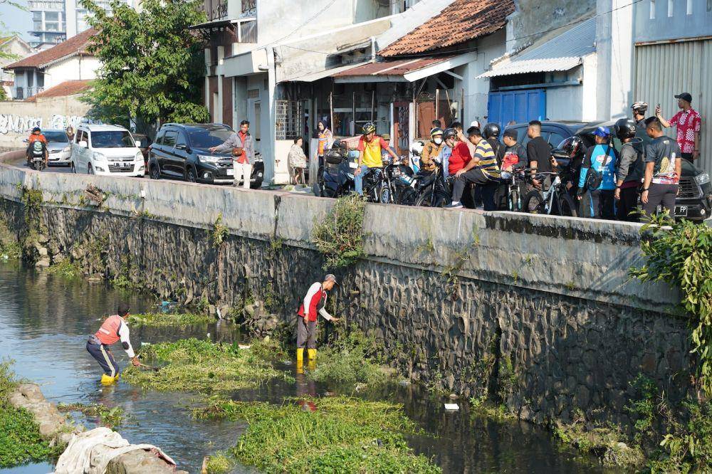 Masih ada sampah yang menumpuk di Kali Semarang. (dok. Pemkot Semarang)