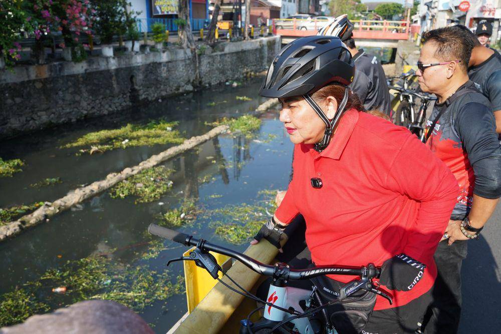 Wali Kota Semarang, Hevearita Gunaryanti Rahayu memantau kondisi Kali Semarang, Selasa (14/5/2024). (dok. Pemkot Semarang)