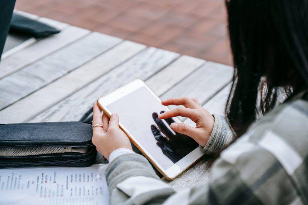 ilustrasi seseorang membaca tablet (pexels.com/Charlotte May)