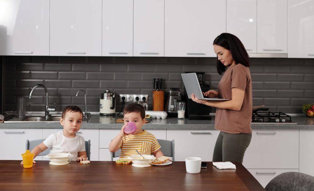 ilustrasi seorang ibu yang mengasuh anak sambil bekerja (pexels.com/Jep Gambardella)