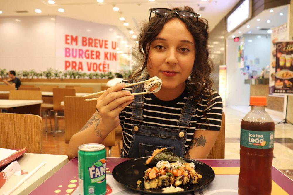 ilustrasi makan di luar (pexels.com/Juliana Araújo Pereira)